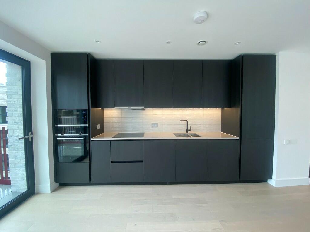 Charming 2-Bed Home in Elephant & Castle – Peaceful Setting with Great Connections