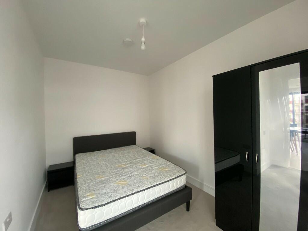 Charming 2-Bed Home in Elephant & Castle – Peaceful Setting with Great Connections
