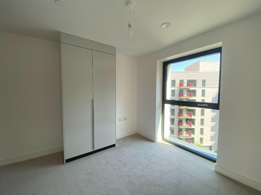 Charming 2-Bed Home in Elephant & Castle – Peaceful Setting with Great Connections